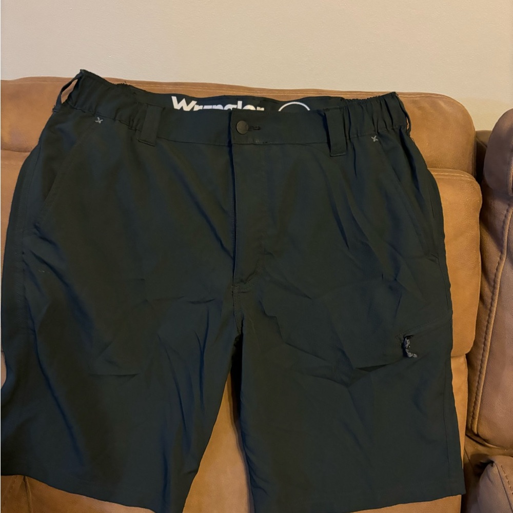 Men’s wrangler shorts, 34